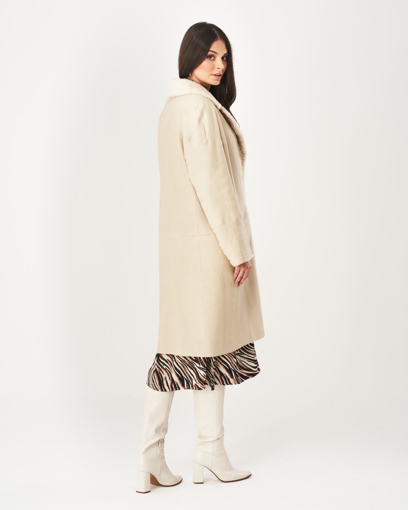 Kożuch damski w jasnym odcieniu z futrzanym kołnierzem i prostym krojem, idealny na zimowe dni