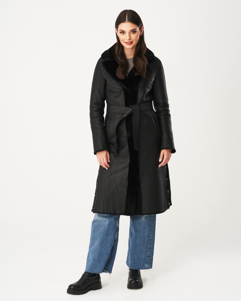 Czarny kożuch damski z szerokim kołnierzem i paskiem w talii, idealny na zimowe dni