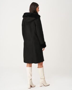 Czarny kożuch damski z kapturem, z miękkim futrem przy kołnierzu i mankietach, elegancki krój do kolan