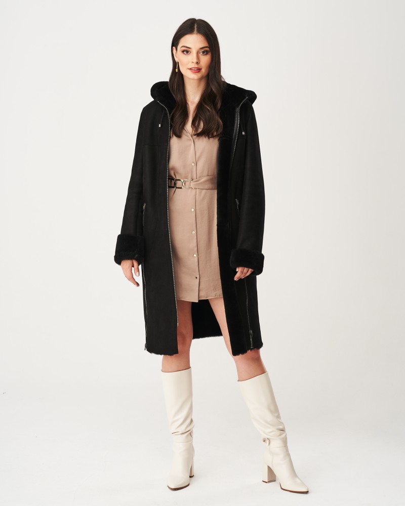 Czarny kożuch damski z kapturem, ozdobnymi zamkami i futrzanymi mankietami, idealny na zimowe dni