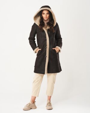 Kożuch damski w kolorze czarnym z kapturem i beżowym futerkiem, z guzikami i kieszeniami na bokach