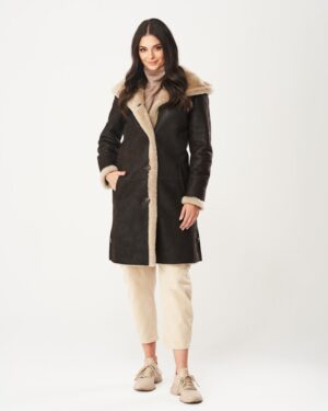 Kożuch damski w kolorze brązowym z beżowym futrzanym kołnierzem i guzikami, idealny na zimowe dni