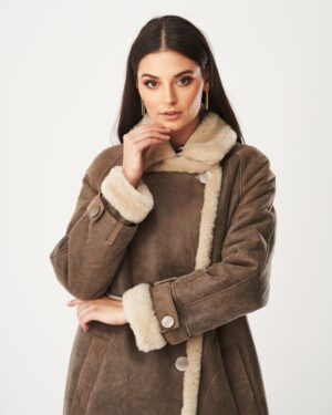 kożuch damski w kolorze brązowym z futrzanym kołnierzem i ozdobnymi guzikami