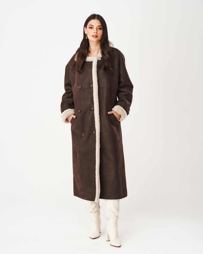 Kożuch damski w brązowym kolorze z futrzanym kołnierzem i mankietami, zapinany na guziki