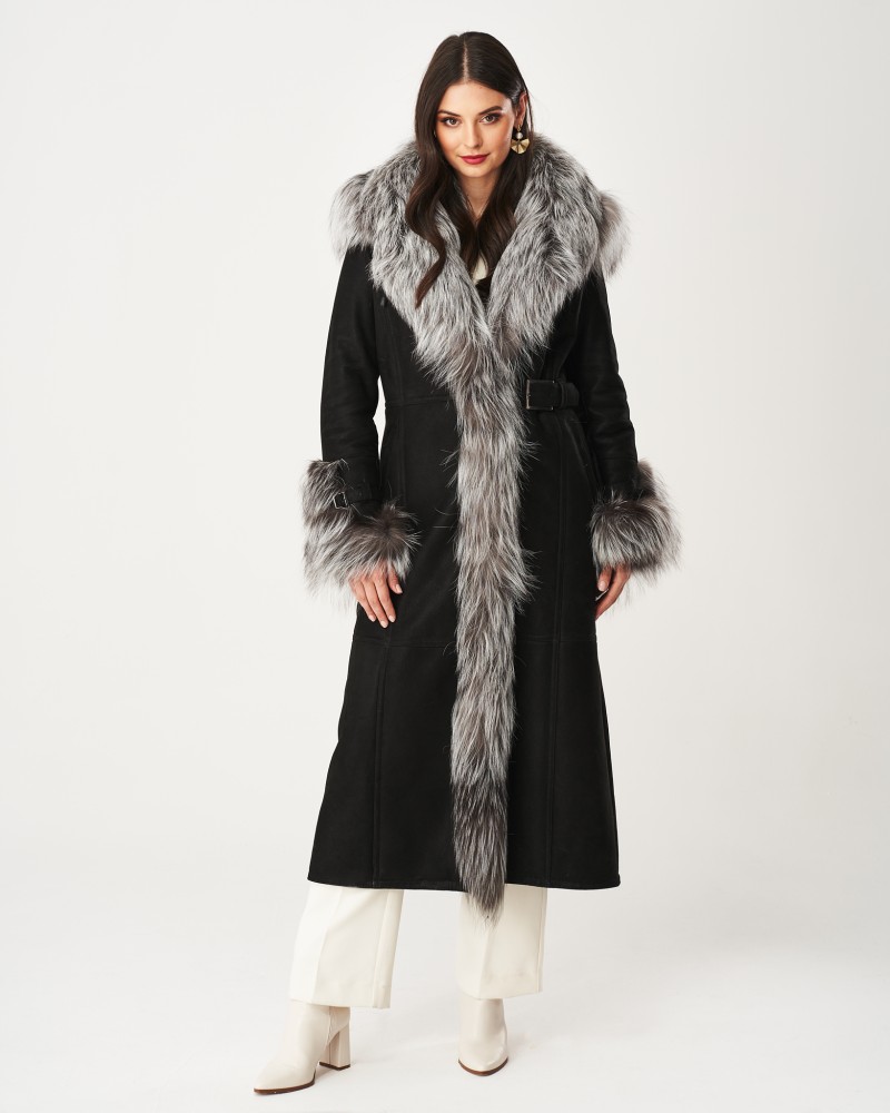 Czarny kożuch damski z szarym futrem przy kołnierzu i rękawach, z paskiem w talii i długim krojem
