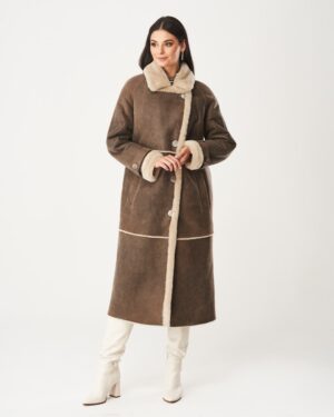 Kożuch damski w brązowym kolorze z kołnierzem z futra i dużymi guzikami, idealny na zimowe dni