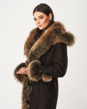 Kożuch damski w ciemnym kolorze z szerokim futrzanym kołnierzem i mankietami, elegancki krój z paskiem