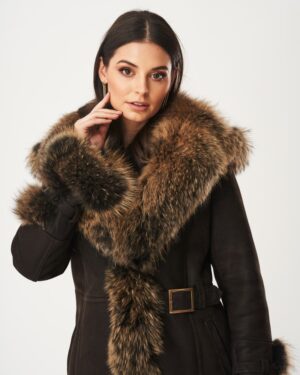 Ciepły kożuch damski w brązowym kolorze z futrzanym kołnierzem i paskiem w talii