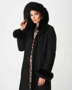 Kożuch damski w kolorze czarnym z futrzanym kapturem i rękawami, elegancki krój z guzikami i kieszeniami