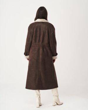 Kożuch damski w brązowym kolorze, długi krój z futrzanym kołnierzem i paskiem w talii