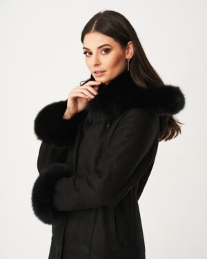 Czarny kożuch damski z futrzanym kołnierzem i mankietami, z kapturem i subtelnym krojem