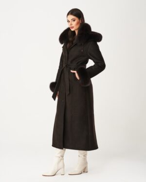 Kożuch damski w kolorze czarnym, z futrzanym kołnierzem i paskiem w talii, idealny na zimowe dni