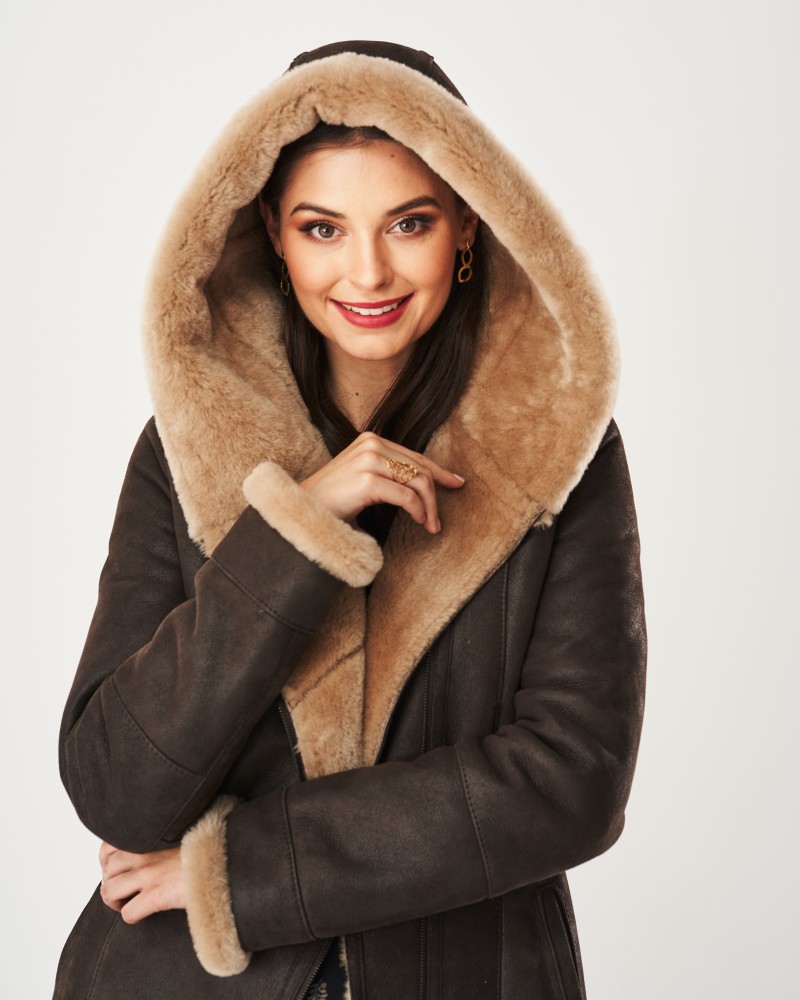 kożuch damski w kolorze brązowym z dużym futrzanym kapturem i miękkim wykończeniem przy mankietach