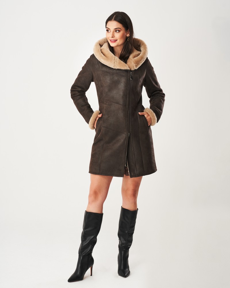 Kożuch damski w kolorze ciemnego brązu z szerokim futrzanym kołnierzem i zamkiem błyskawicznym