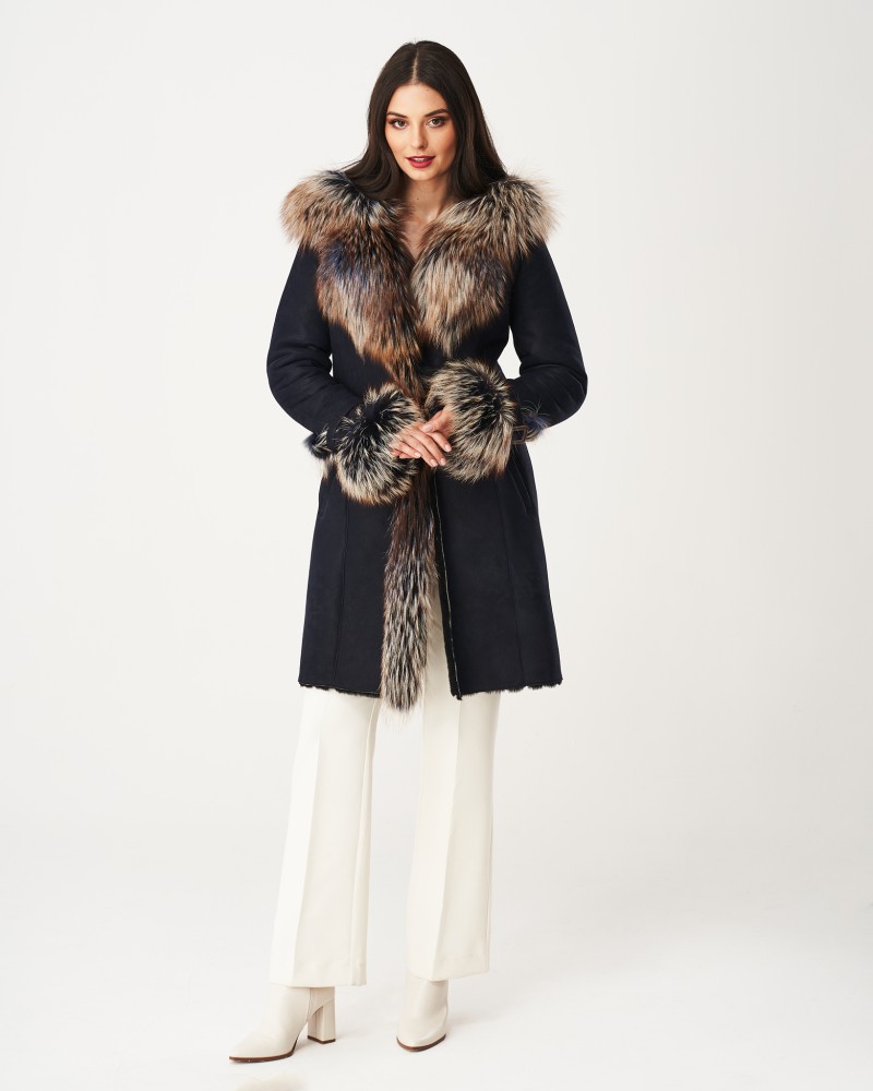Kożuch damski w ciemnym kolorze z futrzanym kołnierzem i mankietami, elegancki krój z paskiem w talii