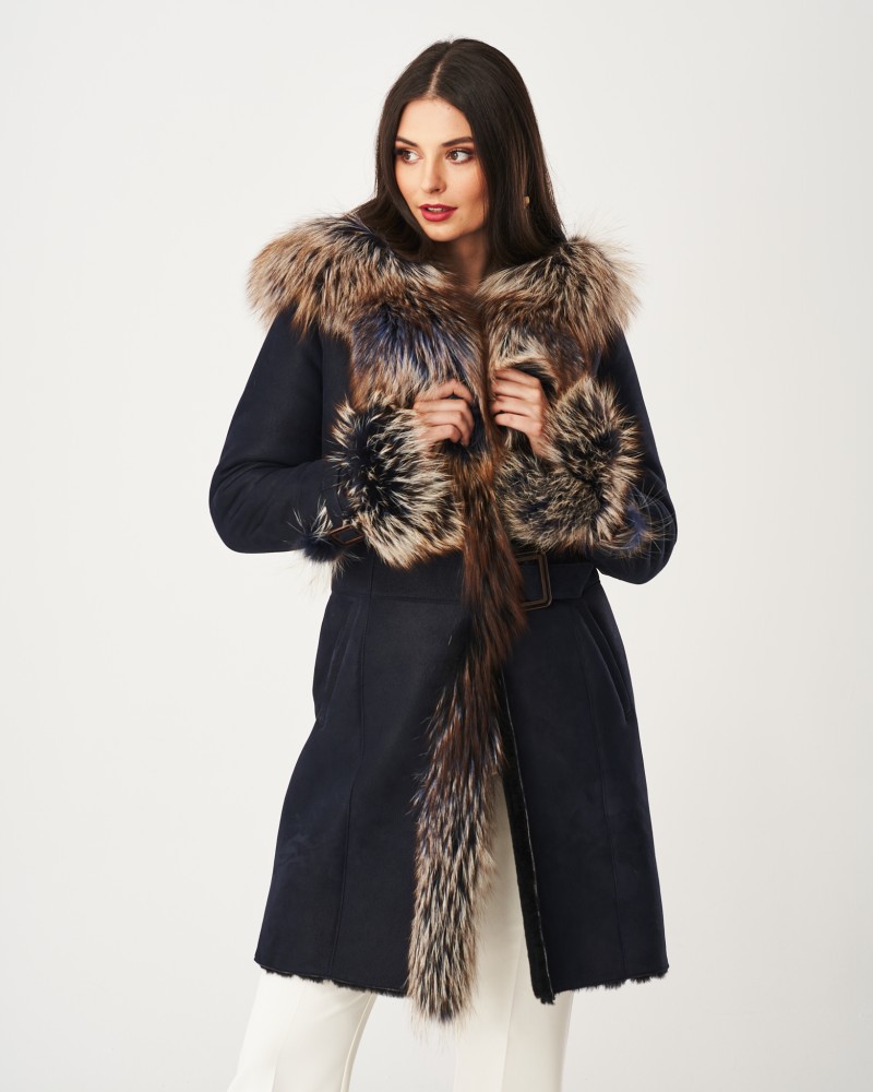 Kożuch damski w granatowym kolorze z futrzanym kołnierzem i paskiem w talii