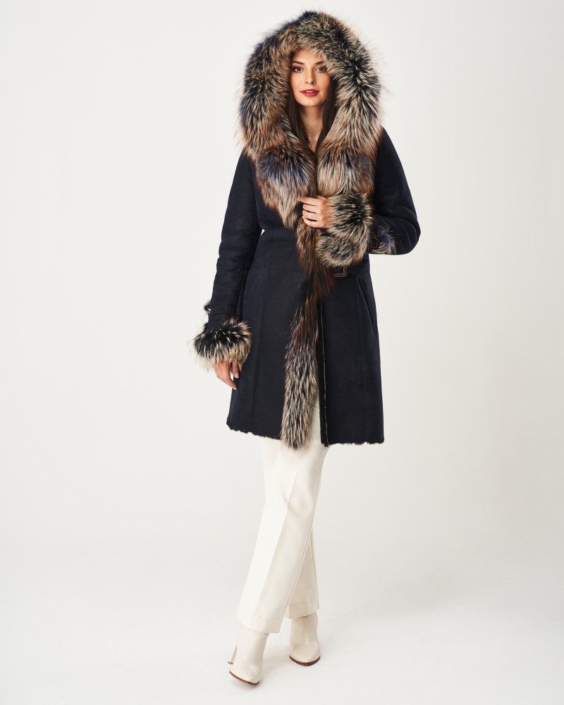 Kożuch damski z dużym futrzanym kapturem, elegancki krój w kolorze granatowym, ozdobne futrzane mankiety