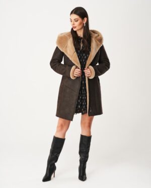 Kożuch damski w ciemnym kolorze z szerokim futrzanym kołnierzem i rękawami, idealny na zimowe dni