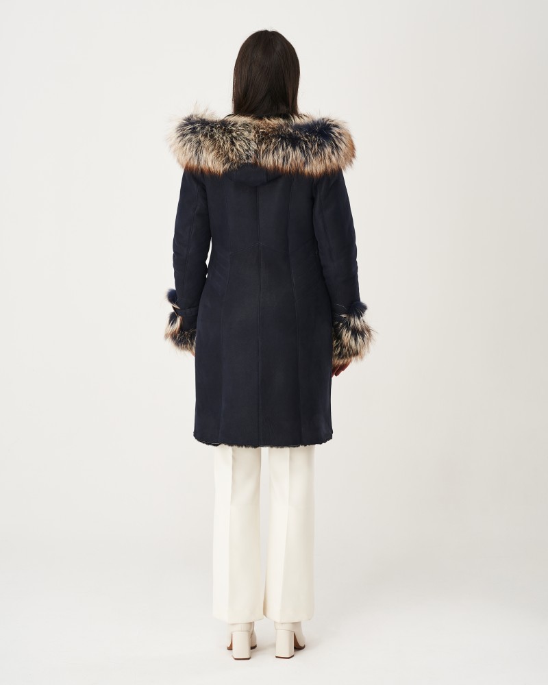 Kożuch damski w kolorze granatowym z futrzanym kołnierzem i ozdobnymi mankietami