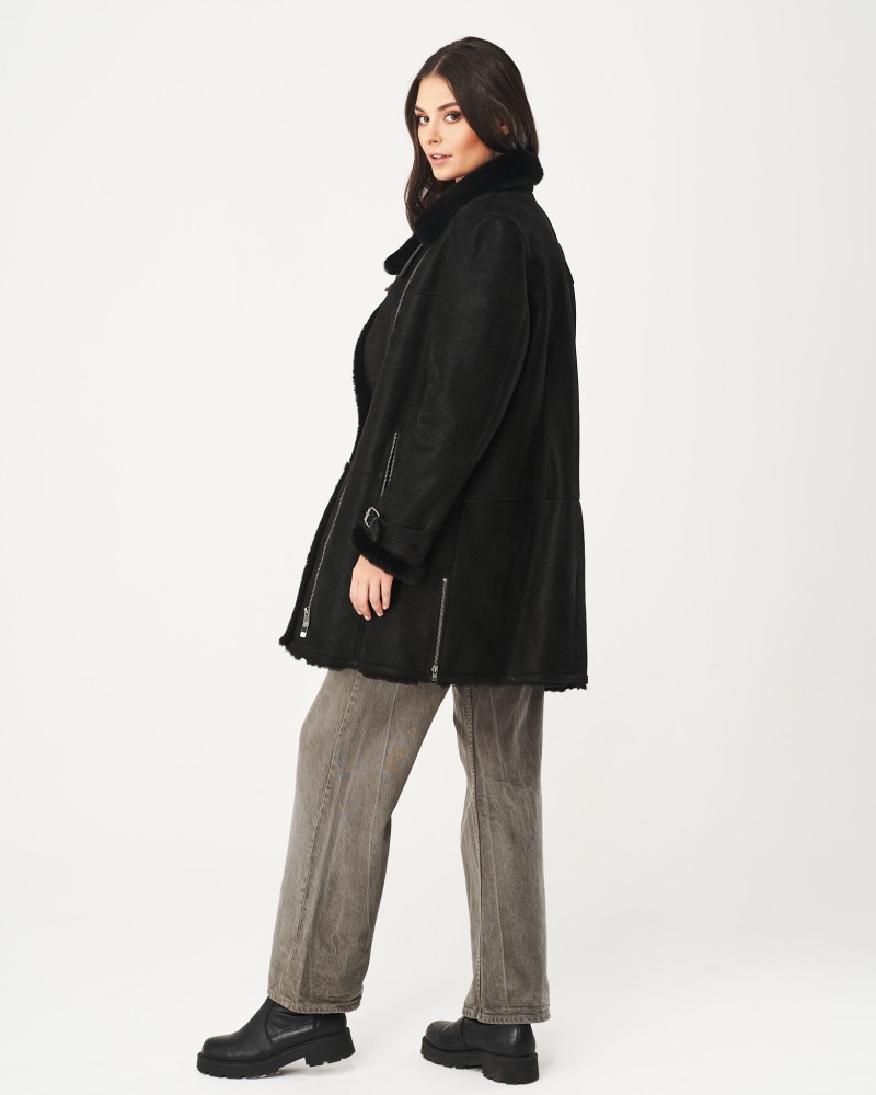 Czarny kożuch damski z kołnierzem i zamkiem, luźny krój z długimi rękawami i kieszeniami