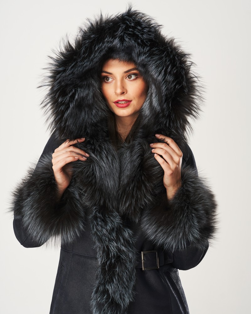 Kożuch damski w kolorze granatowym z dużym futrzanym kapturem i ozdobnym paskiem w talii