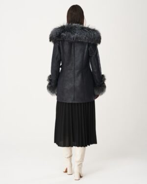 Stylowy kożuch damski w ciemnym kolorze z futrzanym kołnierzem i mankietami, zapinany na guziki