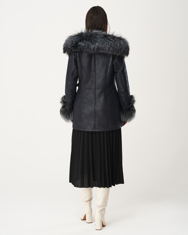 Stylowy kożuch damski w ciemnym kolorze z futrzanym kołnierzem i mankietami, zapinany na guziki