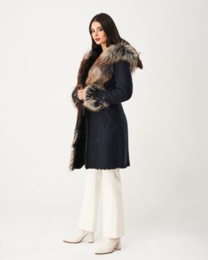 Ciemnoniebieski kożuch damski z futrzanym kołnierzem i mankietami, idealny na zimowe dni