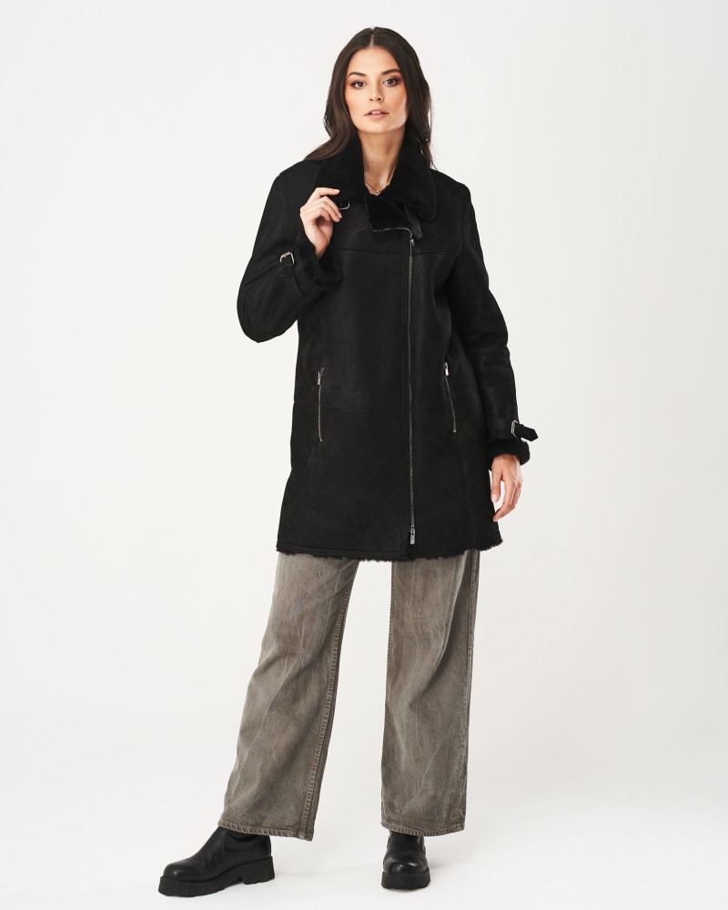 Czarny kożuch damski z kołnierzem, zapinany na zamek, z kieszeniami po bokach i regulowanymi mankietami