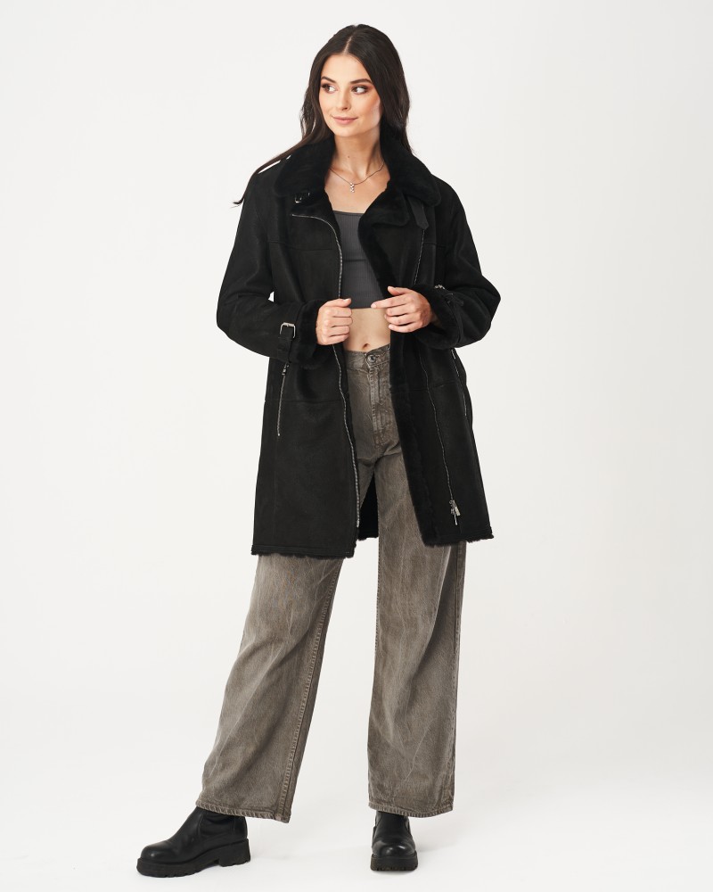 Czarny kożuch damski z klasycznym kołnierzem, zapinany na zamek, idealny na zimowe dni