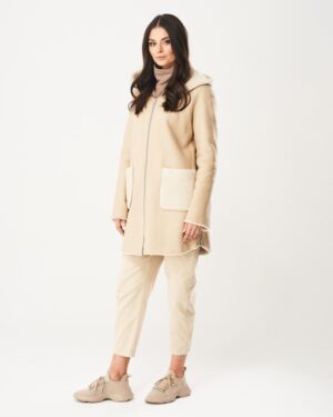 Kożuch damski w jasnym beżowym kolorze z kapturem i kieszeniami, idealny na zimowe dni