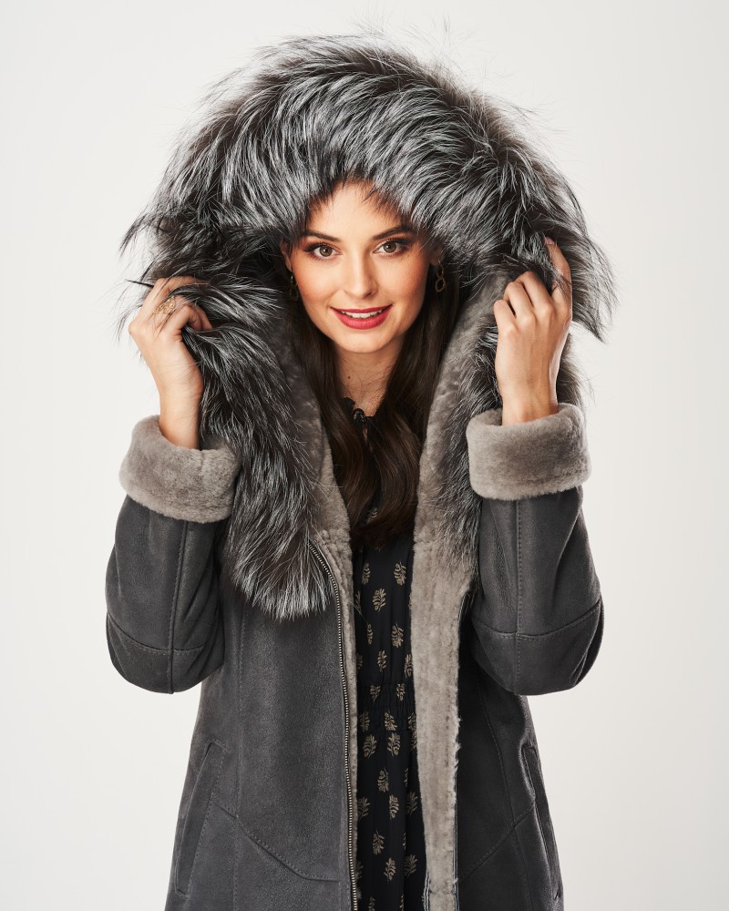 Kożuch damski w kolorze szarym z futrzanym kapturem i szerokimi mankietami, idealny na zimowe dni