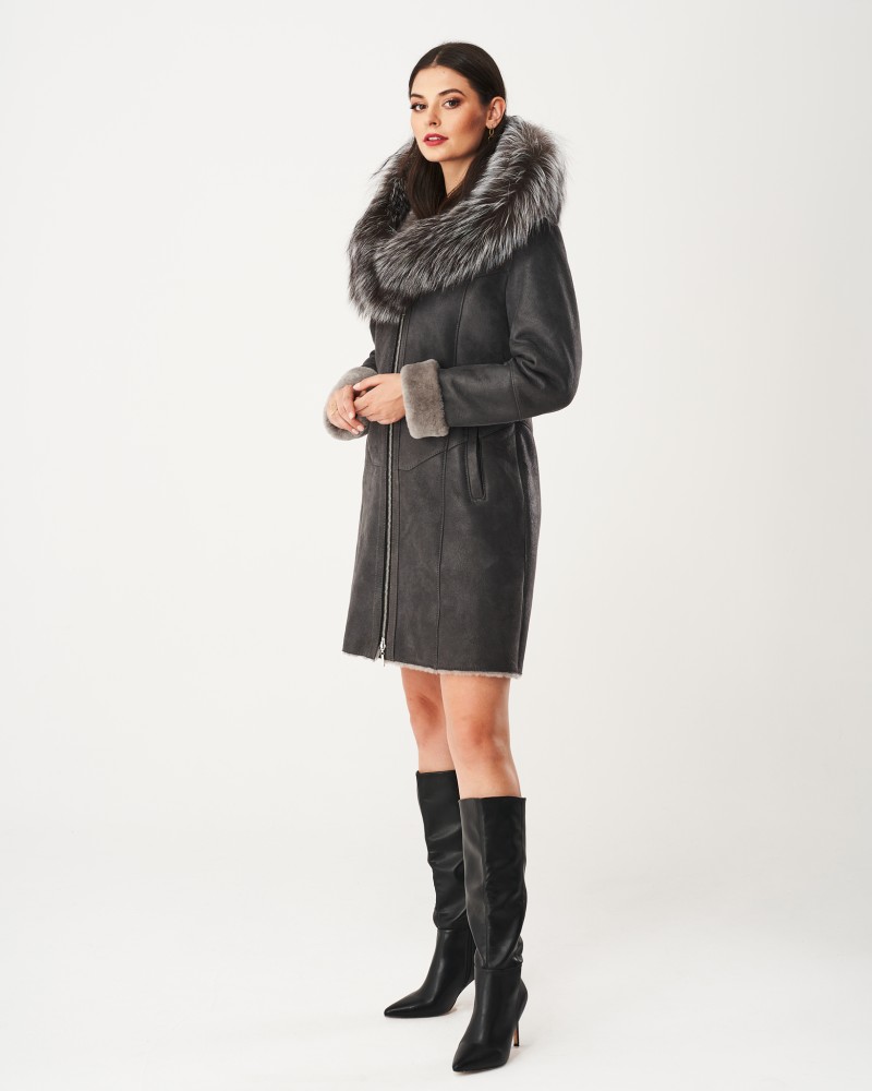 Kożuch damski w kolorze szarym z szerokim futrzanym kołnierzem i zapięciem na suwak