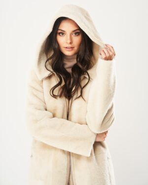 Kożuch damski w jasnym odcieniu z kapturem, długimi rękawami i zamkiem błyskawicznym z przodu