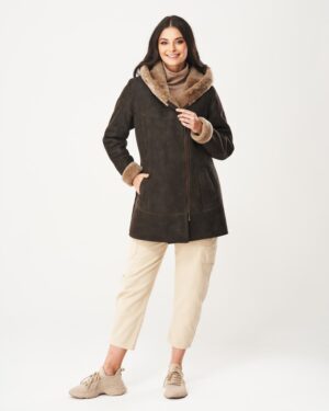 Kożuch damski w kolorze ciemnego brązu z futrzanym kołnierzem i kieszeniami, idealny na zimowe dni