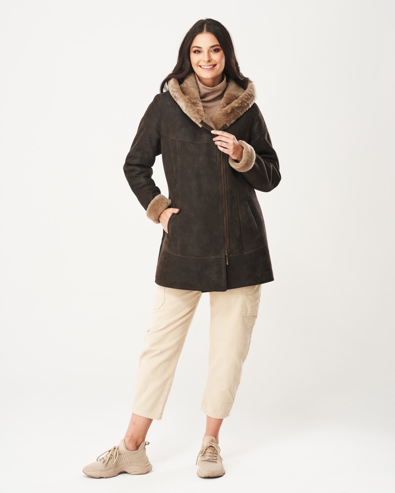 Kożuch damski w kolorze ciemnego brązu z futrzanym kołnierzem i kieszeniami, idealny na zimowe dni