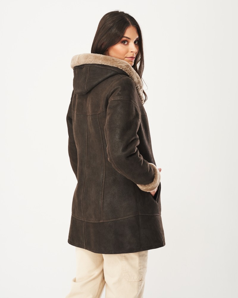 Kożuch damski w ciemnym kolorze z kapturem i futrzanym kołnierzem, idealny na zimowe dni