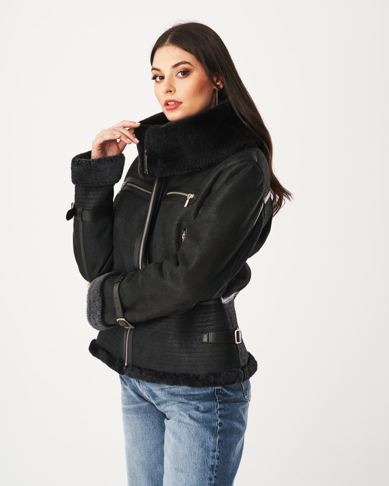 Kożuch damski z wysokim kołnierzem i futrzanym wykończeniem, zapinana na zamek