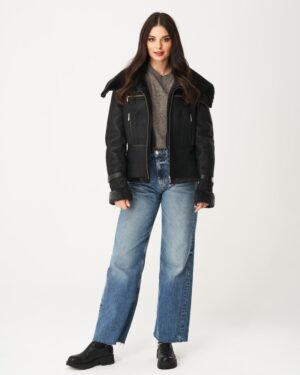 Kożuch damski z futrzanym kołnierzem, zapinana na zamek, z kieszeniami i luźnym krojem