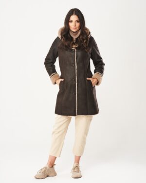 Kożuch damski w ciemnym kolorze z kapturem i ozdobnym futrzanym wykończeniem przy mankietach