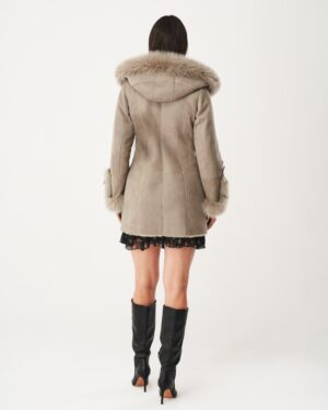 Kożuch damski w jasnym odcieniu z kapturem i futrzanym wykończeniem, stylowy krój z mankietami