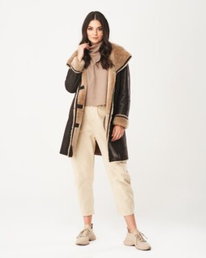 Kożuch damski w kolorze czarnym z szerokim kołnierzem i jasnym futrem, zapinany na guziki