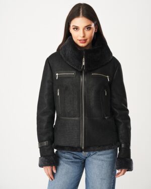 Kożuch damski z szerokim kołnierzem i futrzanymi mankietami, zapinana na zamek