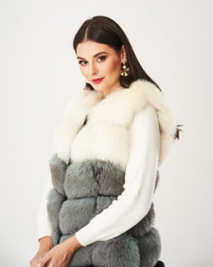 Kamizelka futrzana w odcieniach szarości z białym kołnierzem i eleganckim krojem bez rękawów