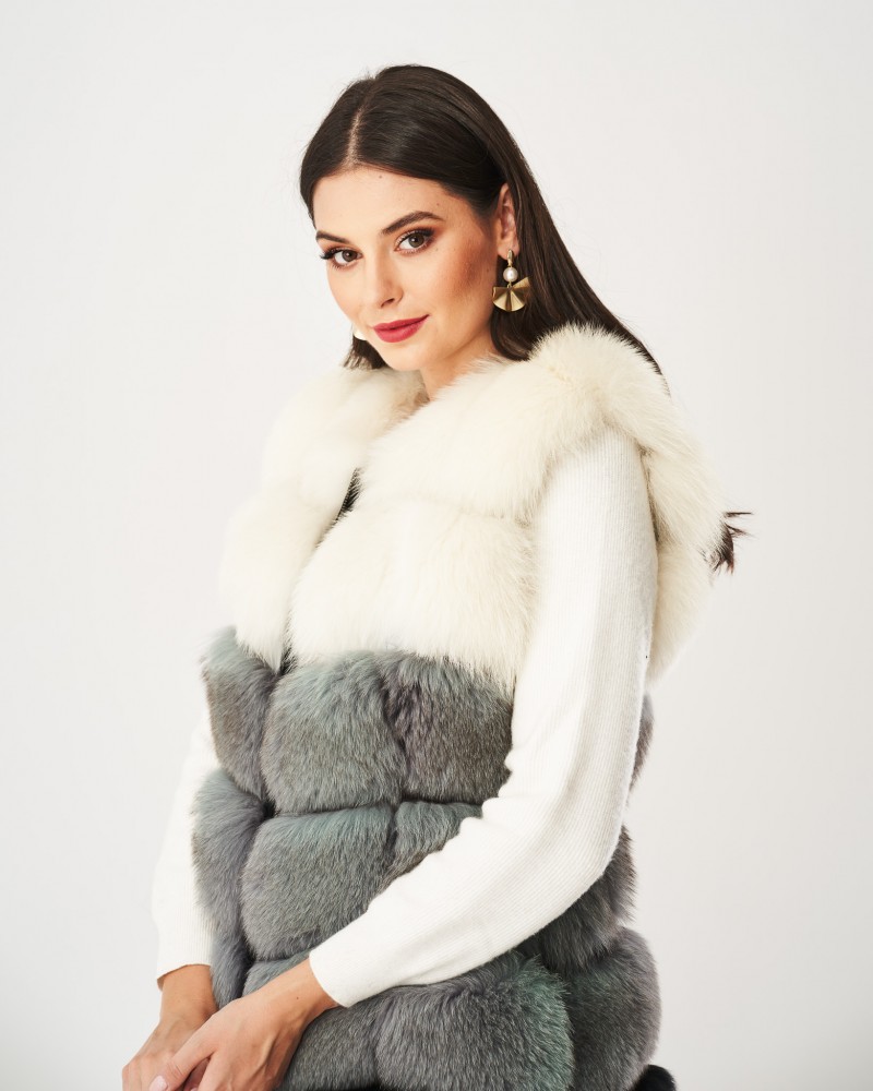 Kamizelka futrzana w odcieniach szarości z białym kołnierzem i eleganckim krojem bez rękawów