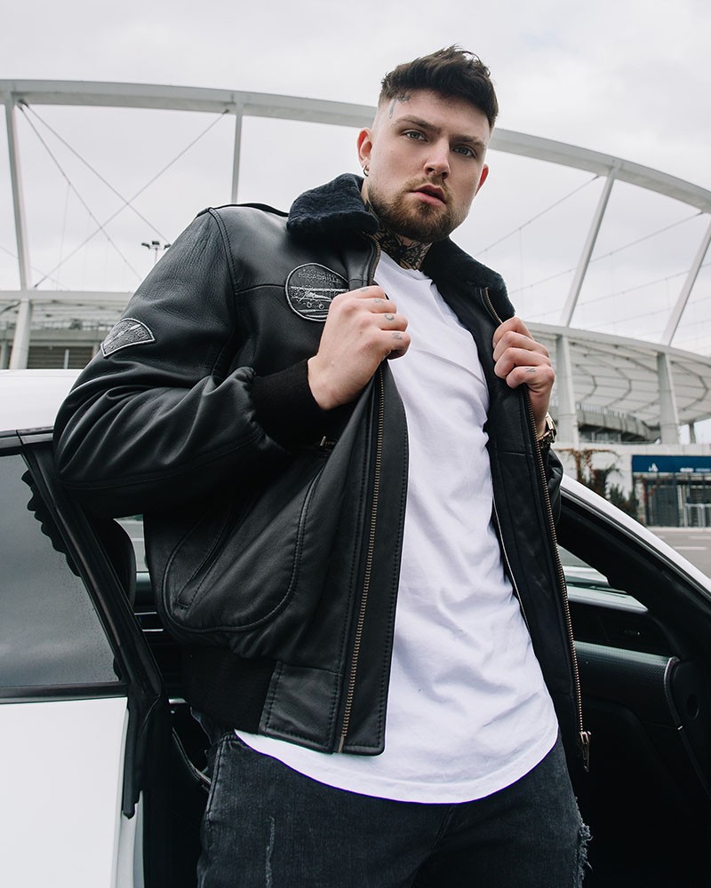 Pilotka skórzana z kołnierzem futrzanym i naszywkami, idealna na zimowe dni