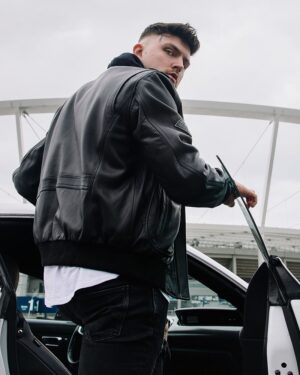 Pilotka skórzana w czarnym kolorze z kołnierzem i elastycznym dołem, idealna na zimowe dni