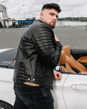 Męska kurtka skórzana w kolorze czarnym z pikowanymi rękawami i klasycznym krojem, idealna na zimowe dni