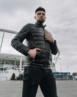 Czarna kurtka skórzana męska z pikowanym przodem, zamkiem i dopasowanym krojem, idealna na zimowe dni