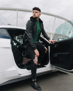 Kurtka lotnicza w czarnym kolorze z kołnierzem i zamkiem, idealna na zimowe dni